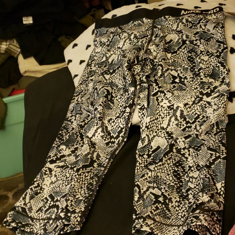 Nike Pro cropped dri-fit work out pants